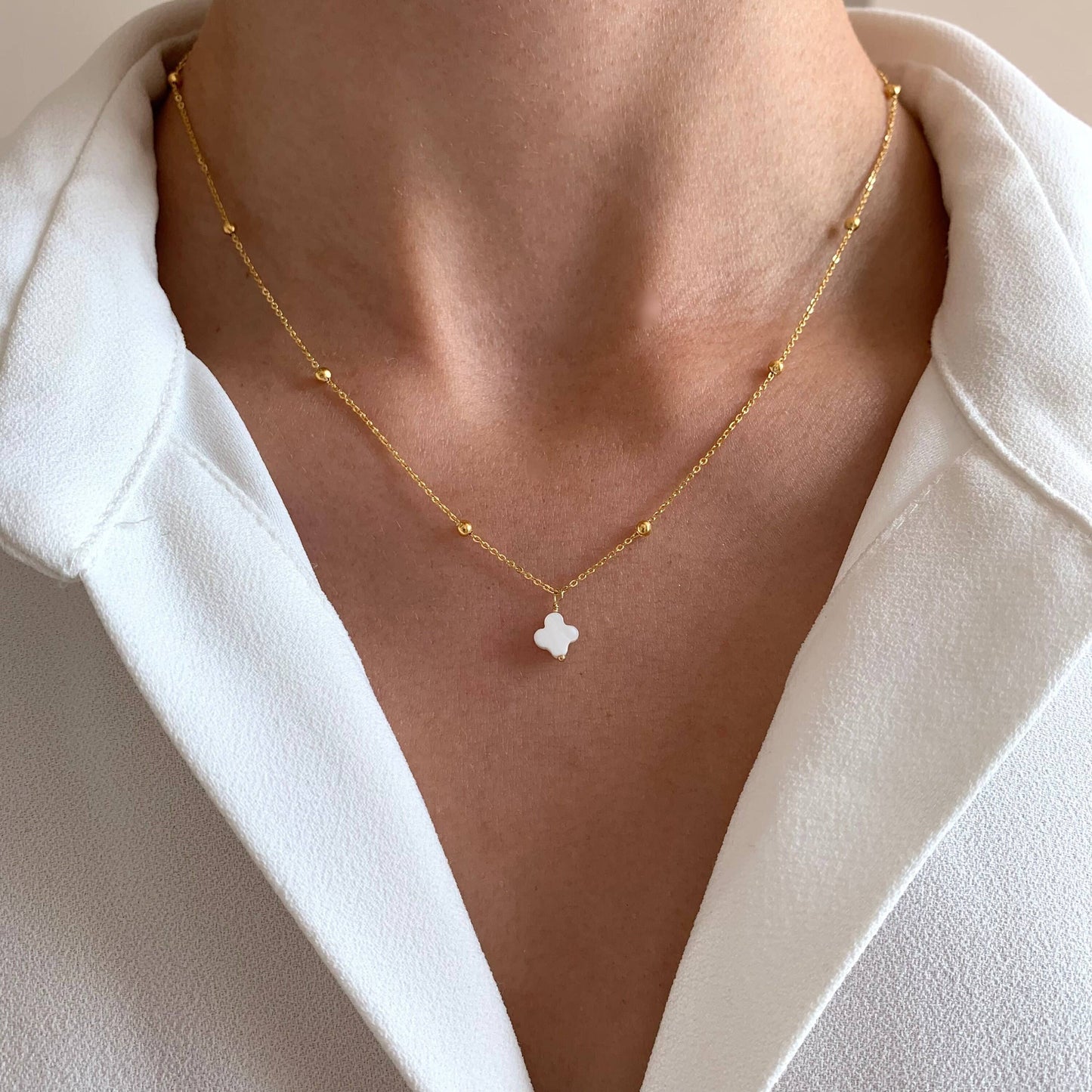 Delicate Luck – Kugelkette mit Perlmutt-Kleeblatt