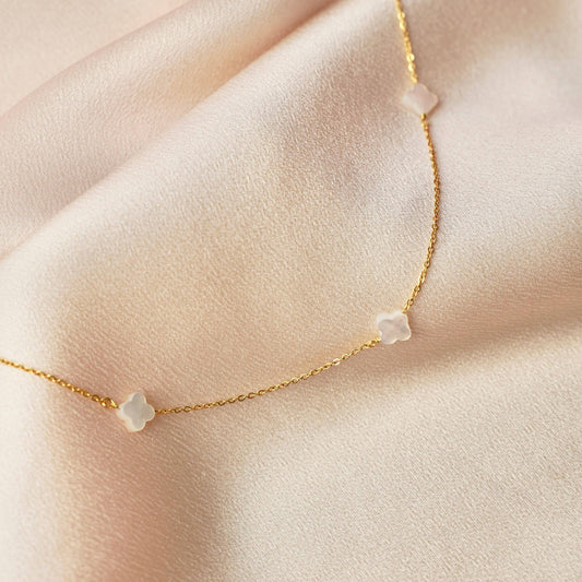 Charm Clover – Halskette mit Perlmutt-Kleeblättern