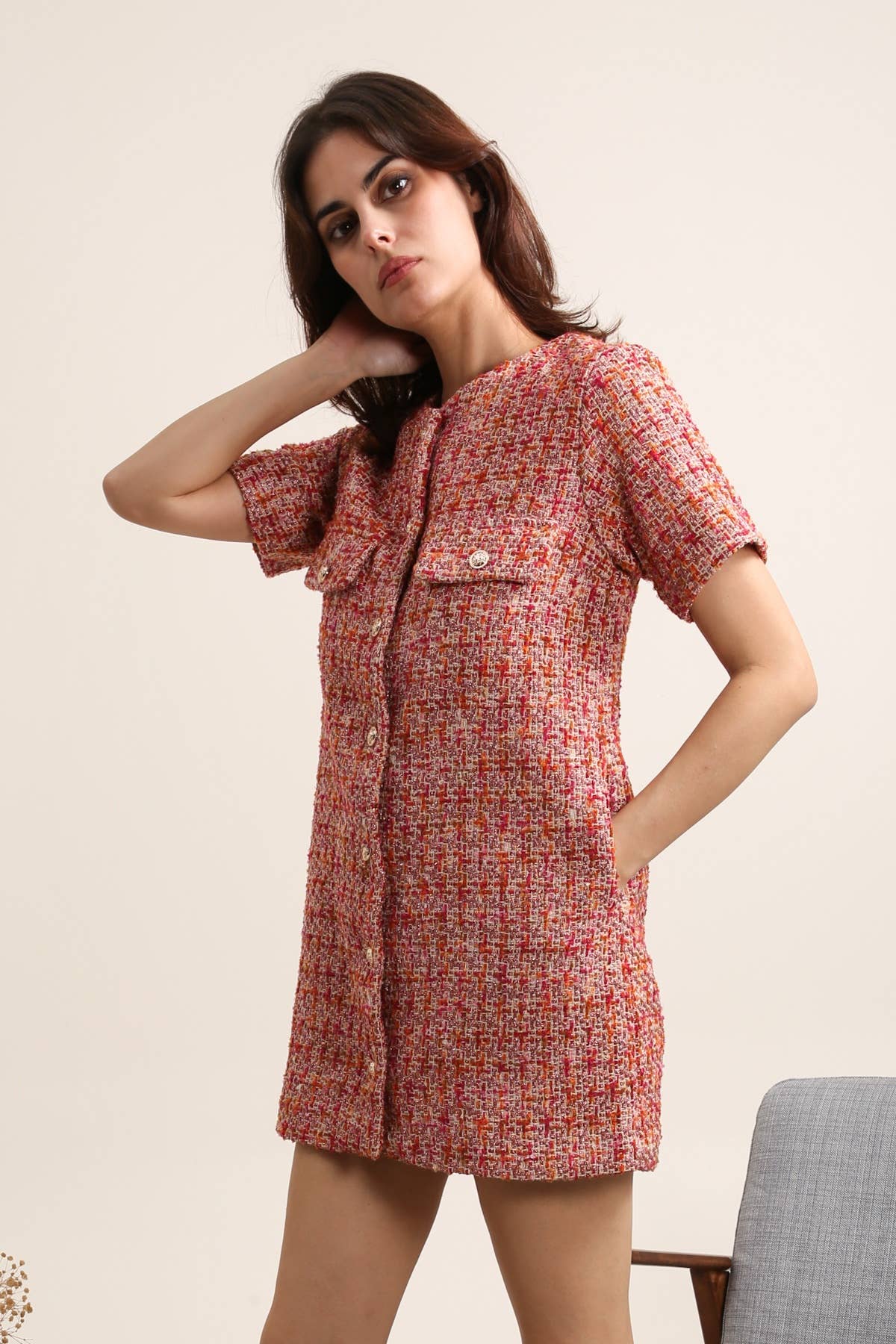 Rosé Lumière - Tweed Kleid mit Metallknöpfen