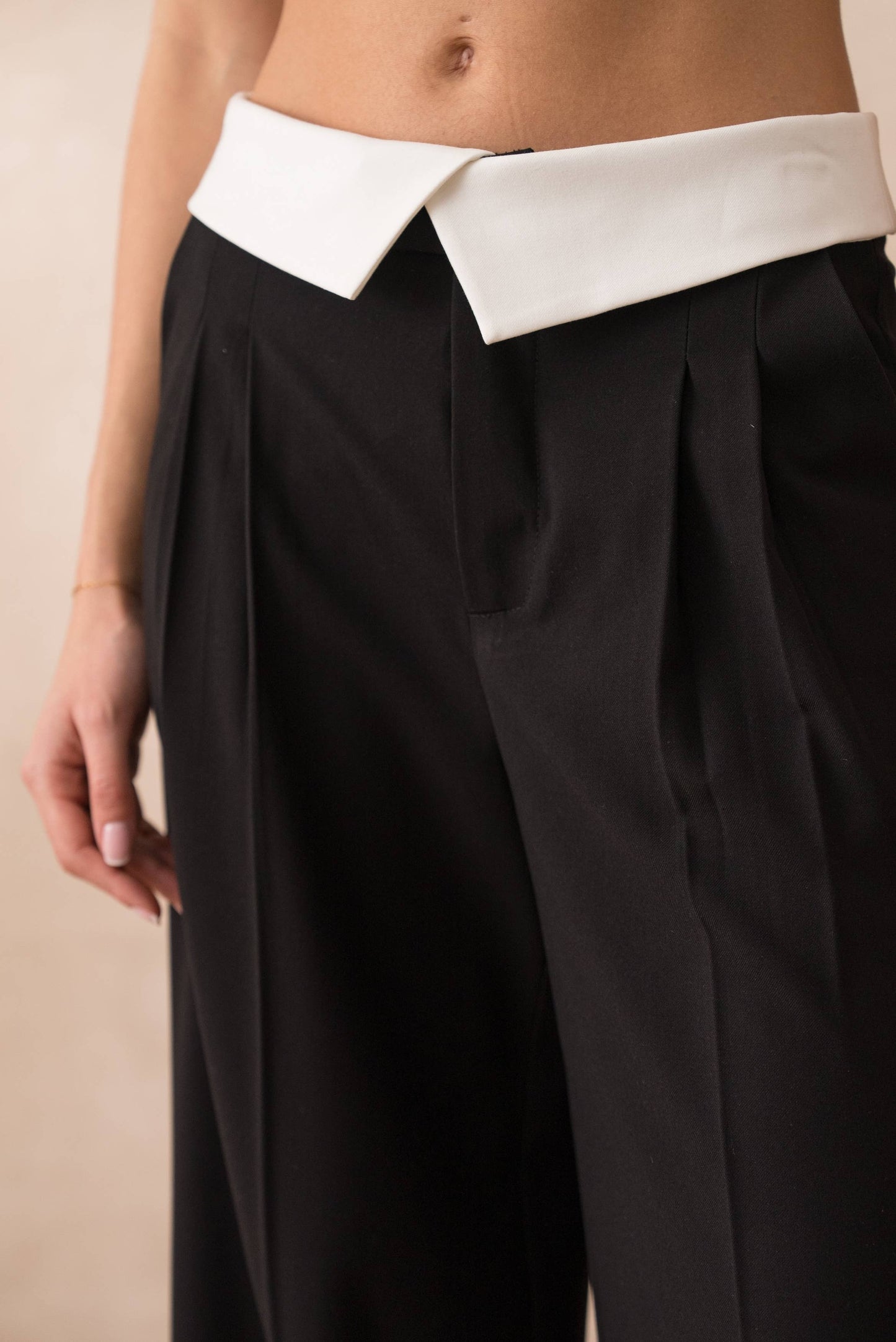 Élira – Hose weit geschnitten mit weisser Falte