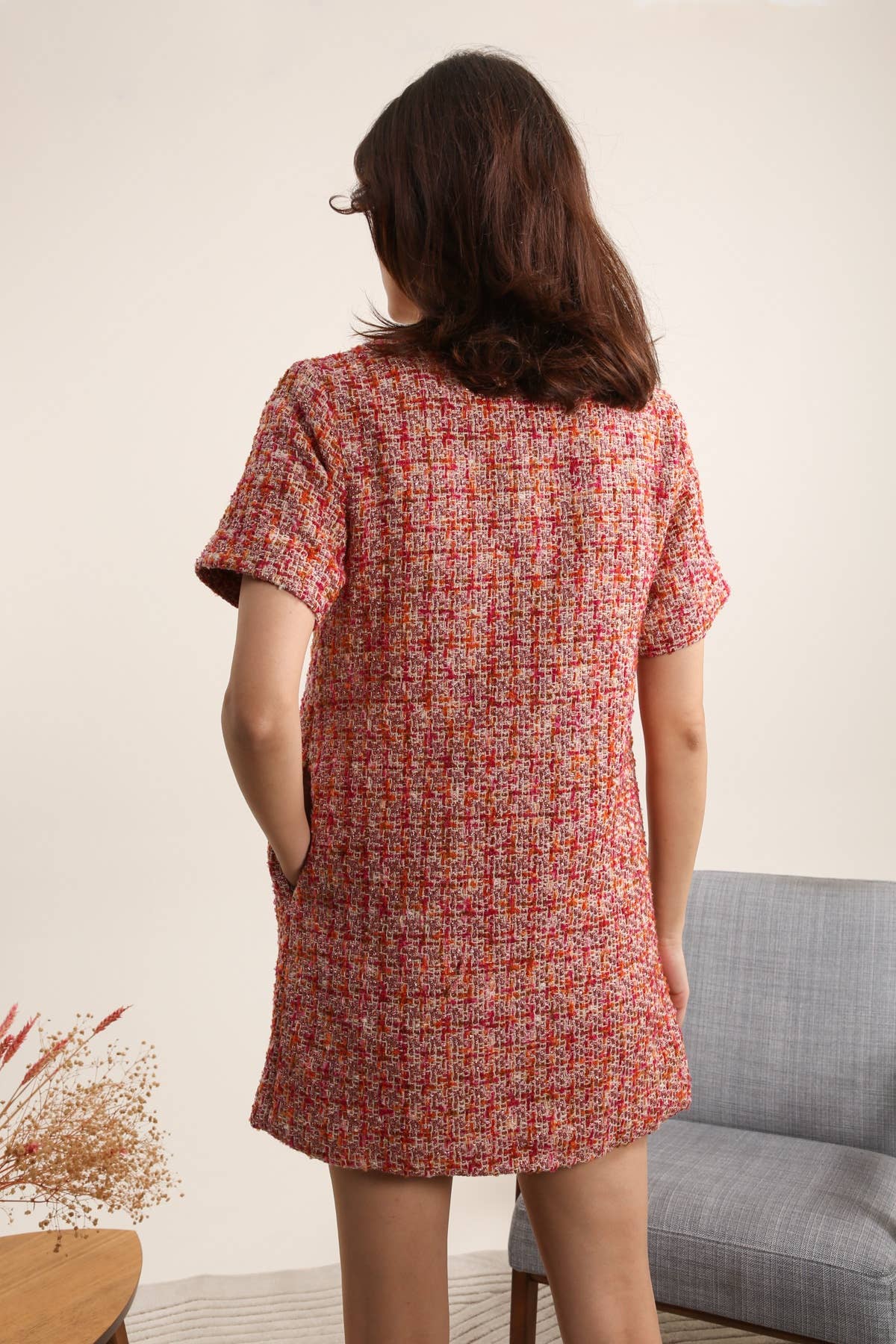 Rosé Lumière - Tweed Kleid mit Metallknöpfen