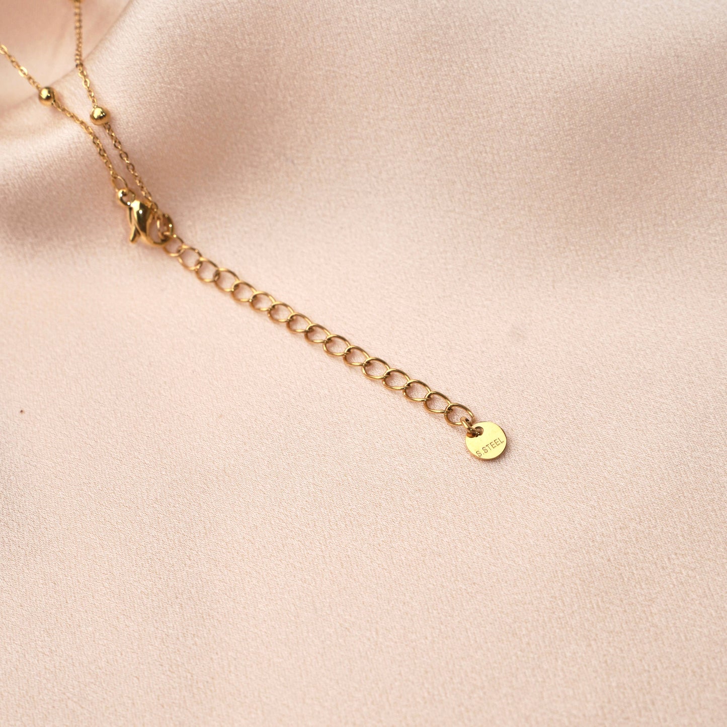 Delicate Luck – Kugelkette mit Perlmutt-Kleeblatt