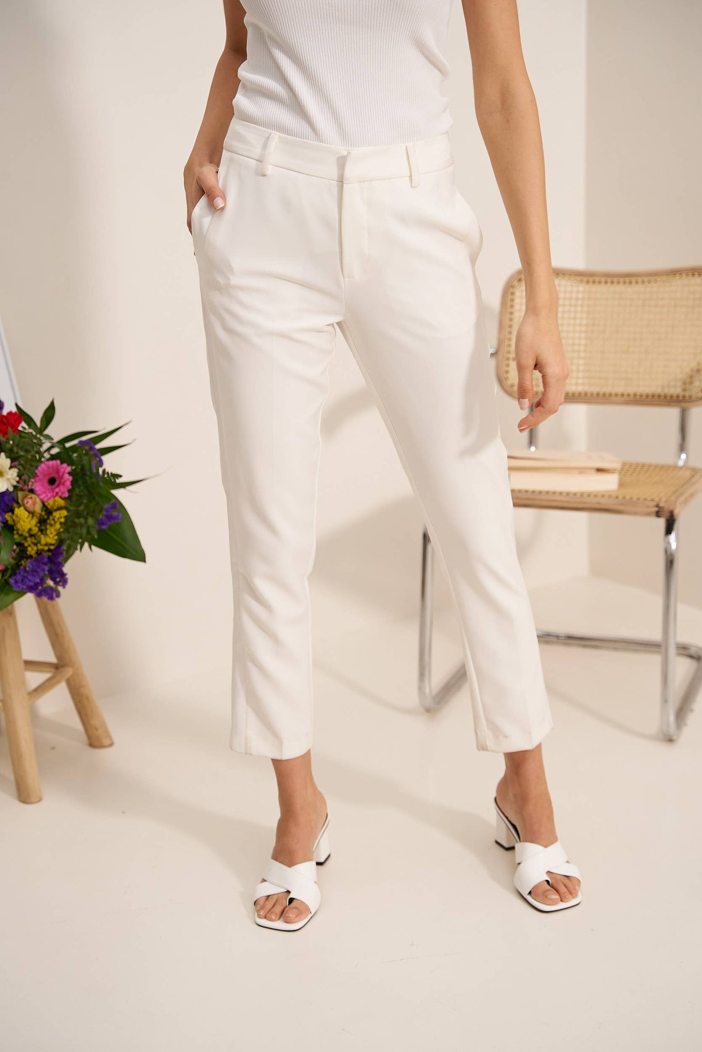 Céleste – Hose Zigarettenschnitt mit Satindetail