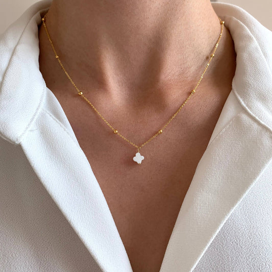 Delicate Luck – Kugelkette mit Perlmutt-Kleeblatt