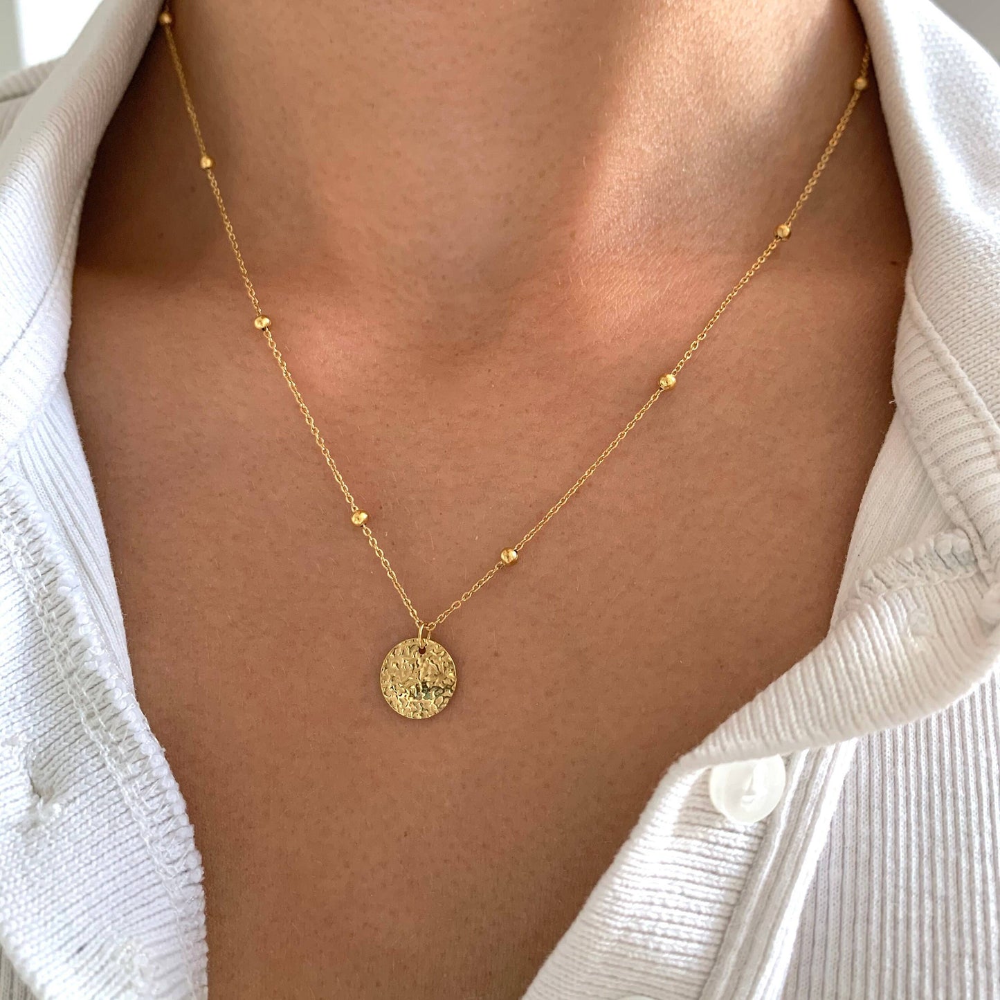 Golden Whisper – Halskette mit gehämmertem Anhänger
