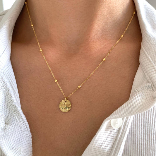 Golden Whisper – Halskette mit gehämmertem Anhänger