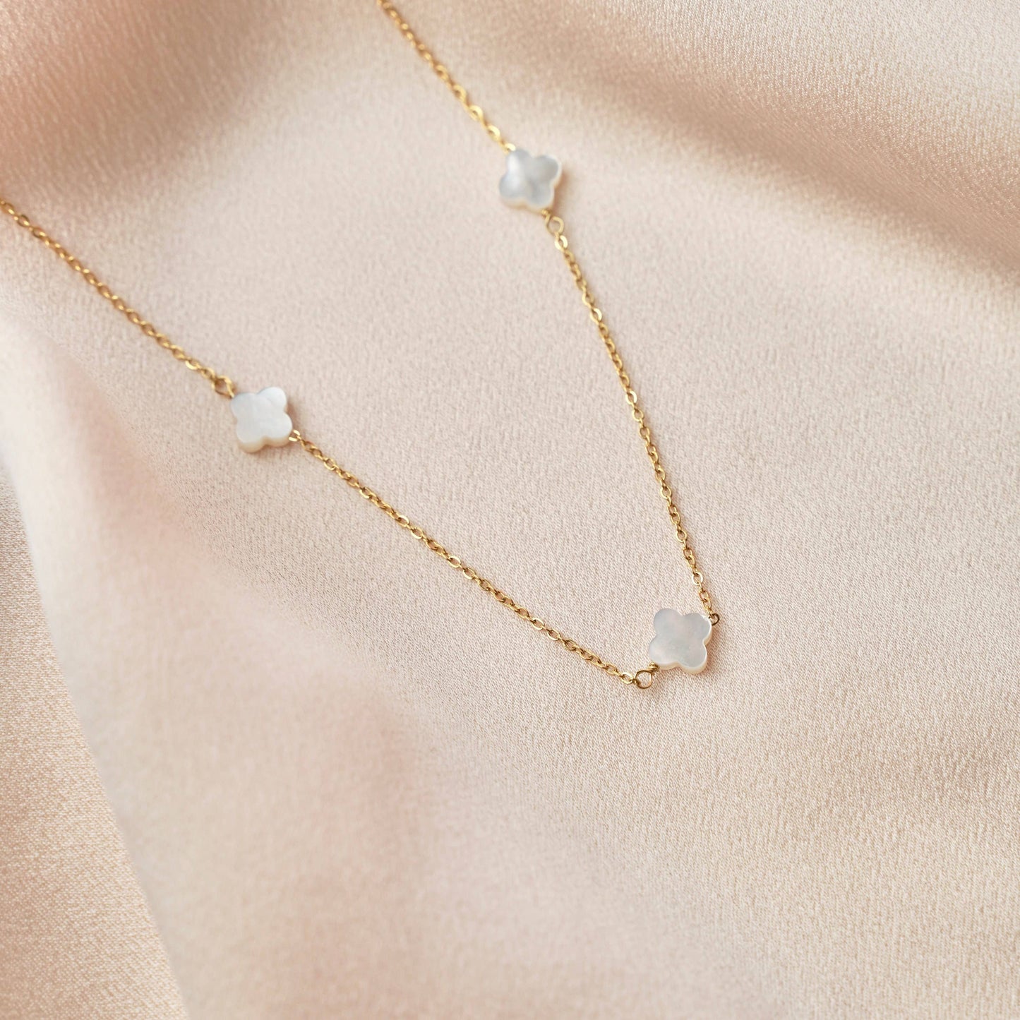Charm Clover – Halskette mit Perlmutt-Kleeblättern