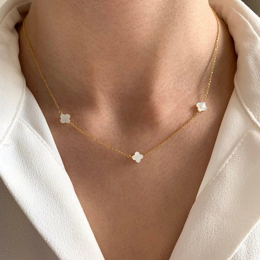 Charm Clover – Halskette mit Perlmutt-Kleeblättern