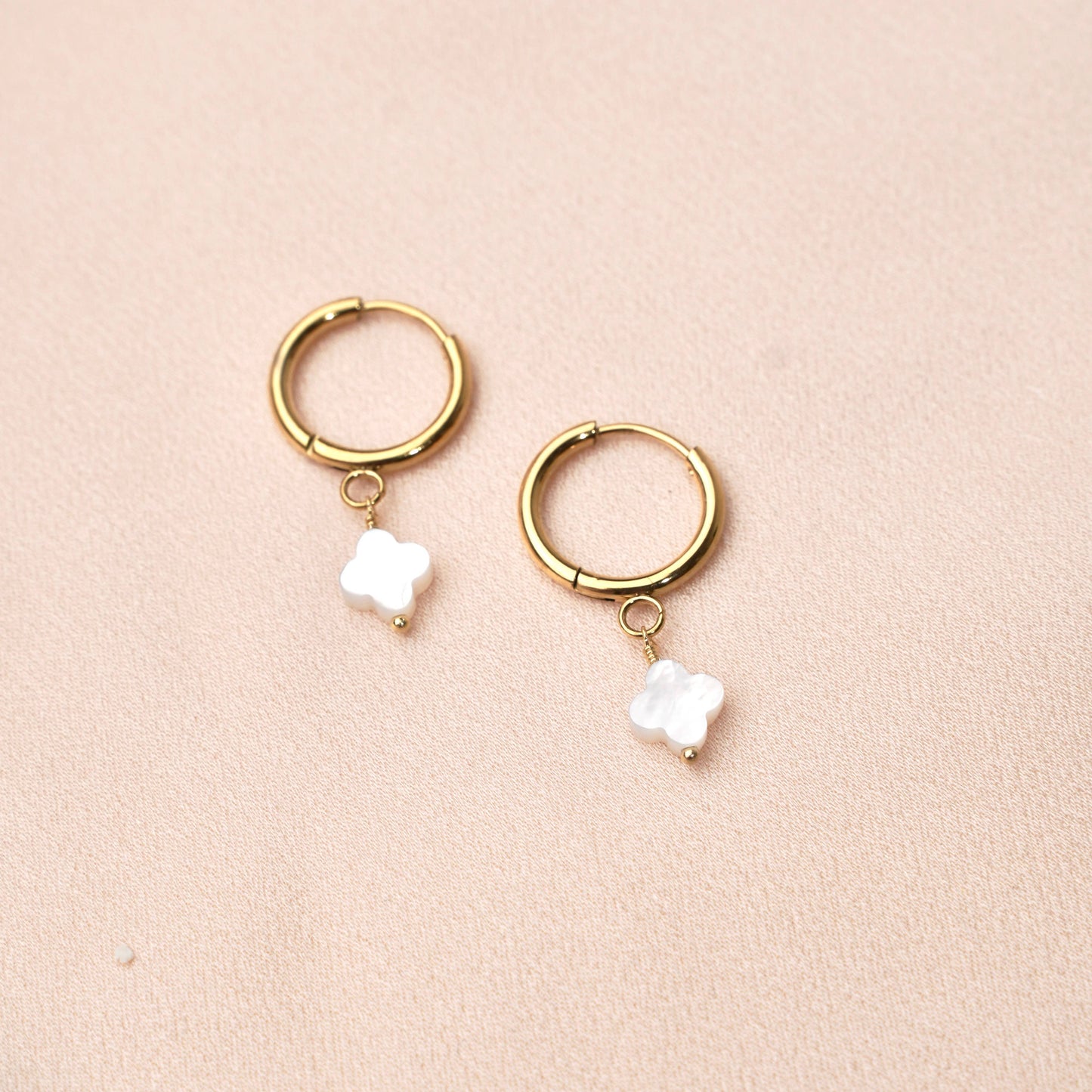 Lucky Pearl – Mini-Creolen mit Perlmutt-Kleeblatt